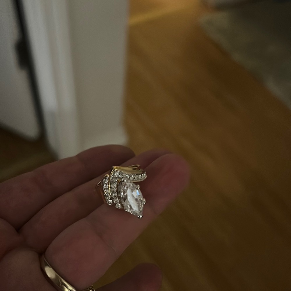 18 KGE Gorgeous Ring size 6